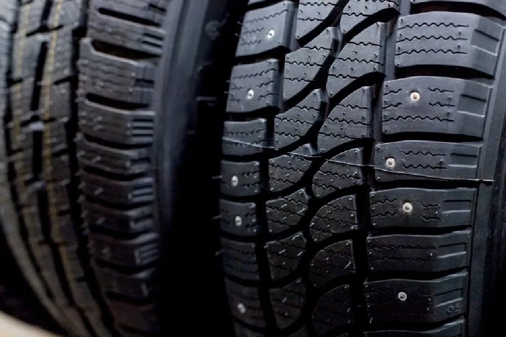 Sıcaklığa Göre Otomatik Ayarlanan “Dünyanın İlk Çivili Lastiği” Tanıtıldı