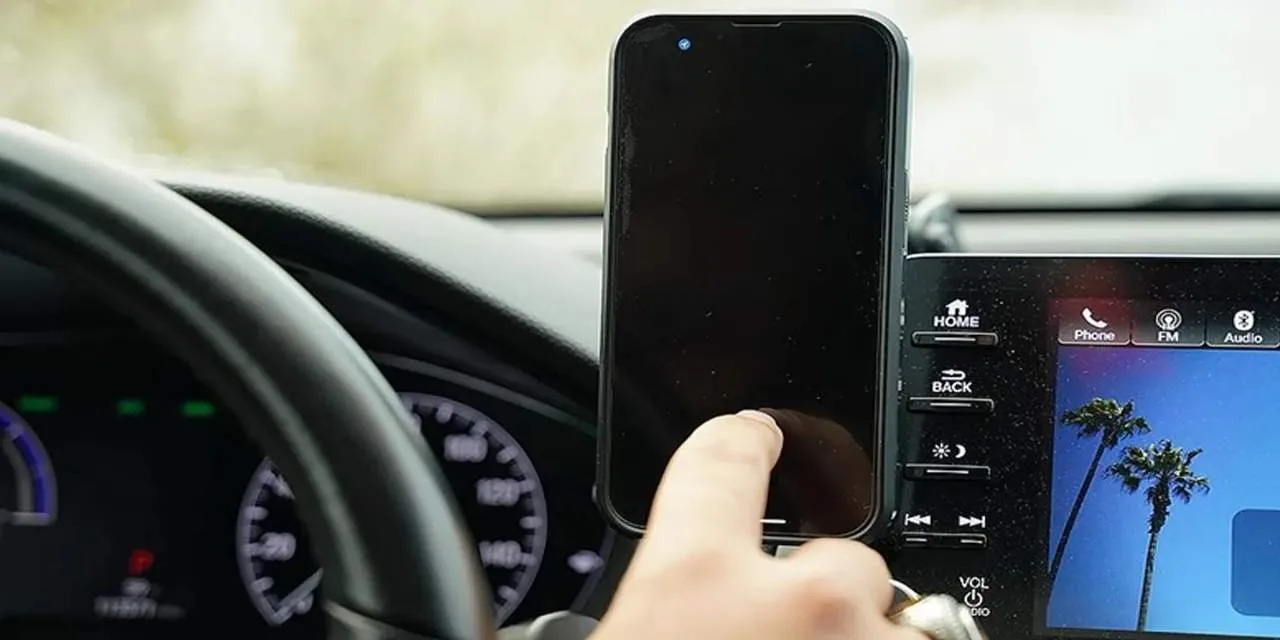 Araçlarda Yeni Yasak Gündemde: Telefon Tutuculara 21 Bin TL’ye Varan Ceza Geliyor